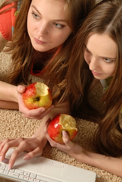 Šikovné maturantky s jablkom